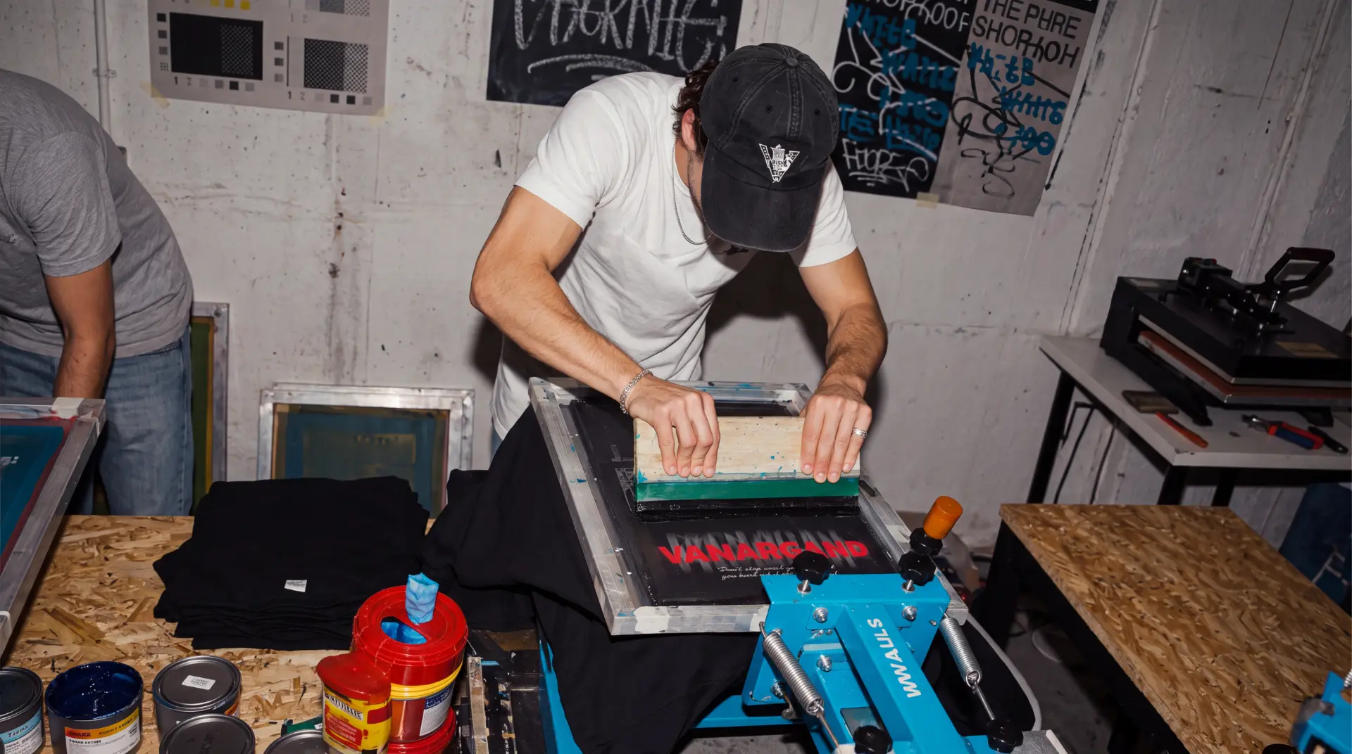 Taller de serigrafía Vanargand: estampando una camiseta negra con el logo en rojo