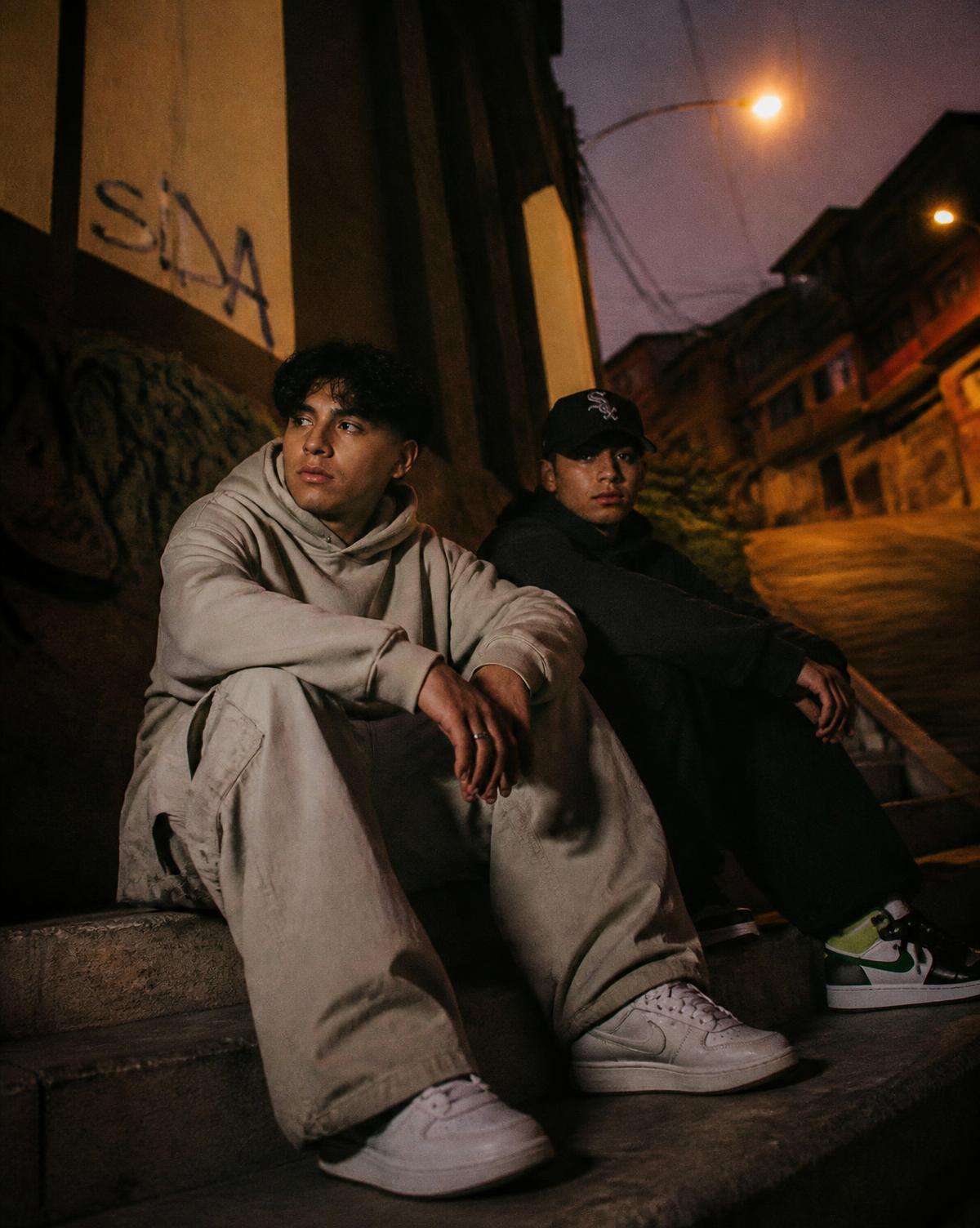 Dos jóvenes con prendas Vanargand en un barrio de Lima al anochecer