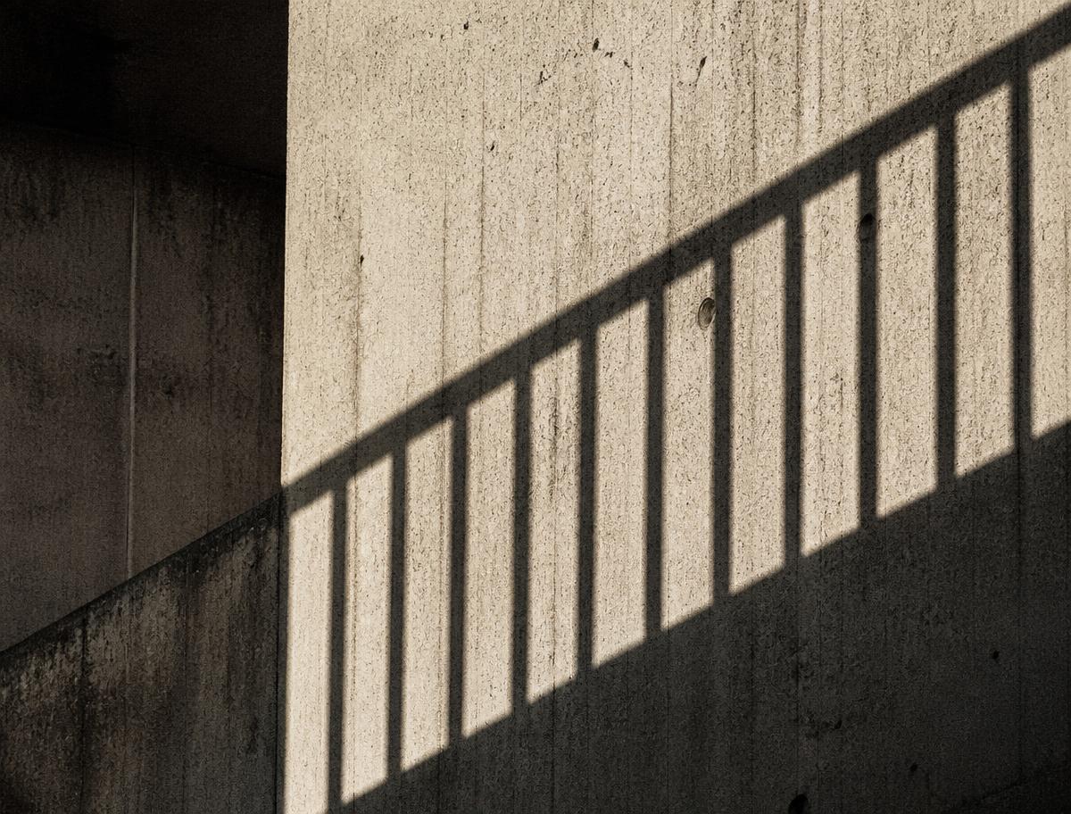 Textura de hormigón urbano con sombras marcadas